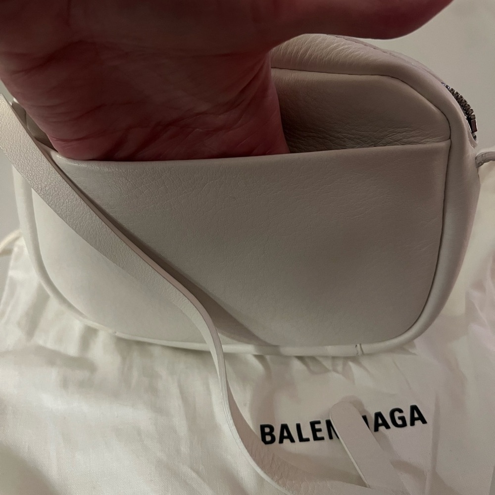 BALENCIAGA everyday white logo mini camera crossbody bag - Picture 4 of 15